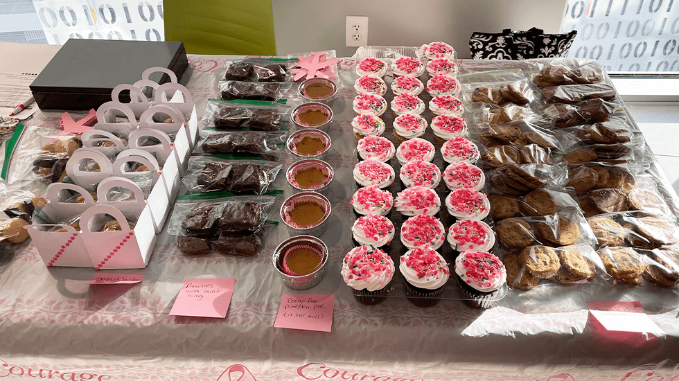 Productos horneados en el evento exclusivo del Día de Concientización sobre el Cáncer de Mama de la Aviación