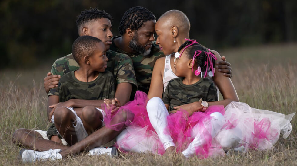 Gigi, husband and three kids in an outdoor photoshoot