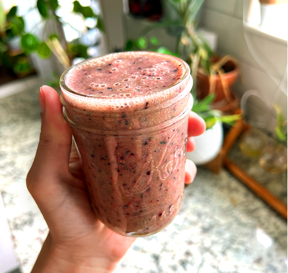Healthy smoothie prepared with 5 step guide.